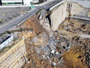 İstinat duvarının yıkılması sonucu yol çöktü