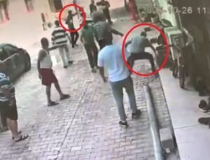Kaldırım taşlarıyla iki grup birbirine girdi! “Pes” dedirten kavga!