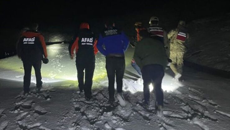 Karda mahsur kalan 2 kişi kurtarıldı