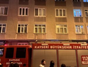 Kayseri’de bir binanın zemindeki seramikler patladı