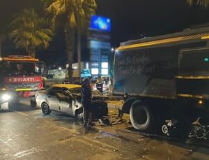 Kuşadası’nda otomobil, belediye temizlik aracına çarptı: 1 ölü