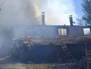 Kütahya’da çıkan yangında 2 ev kullanılamaz hale geldi