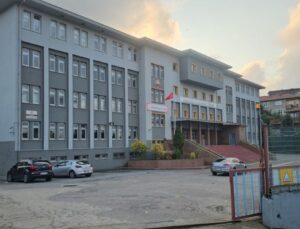 Okul tuvaletinde dehşet! Arkadaşının çenesini kırdı!