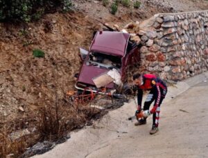 Otomobil istinat duvarına çarptı: 2 ölü