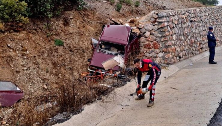 Otomobil istinat duvarına çarptı: 2 ölü