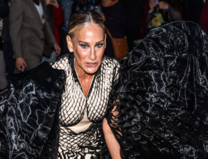 Sarah Jessica Parker kanatlı kıyafetiyle dikkat çekti