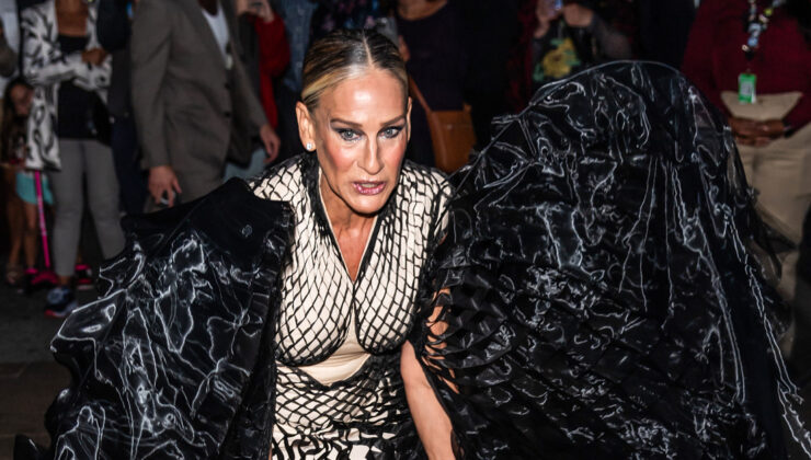 Sarah Jessica Parker kanatlı kıyafetiyle dikkat çekti