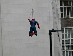 Set kazası sonrası Tom Holland kamera sete döndü