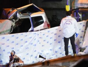 Sultanbeyli’de polisten kaçan araç TIR’a çarptı: 1 ölü, 2 yaralı