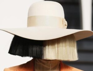 Ünlü şarkıcı Sia velayet mücadelesini kazandı