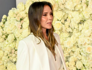 Victoria Beckham belgesel galasında oğlu Brooklyn’i yanında göremese de unutmadı
