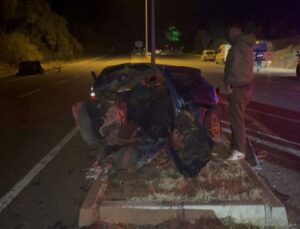 Yozgat’ta direğe çarpan otomobil ikiye bölündü: 1 ölü