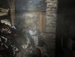 Apartman dairesinde çıkan yangını itfaiye söndürdü