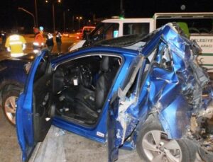 Bandırma’da TIR, otomobile çarptı: 1 ölü, 3 yaralı