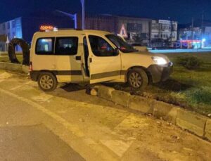Direksiyonuna geçtiği hafif ticari araçla polisten kaçan 16 yaşındaki çocuk, kaza yapınca yakalandı