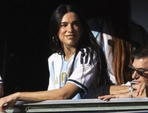 Dua Lipa Arjantin’de futbol maçı seyretti