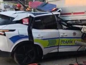 Ekip aracı TIR’a çarptı! 1 polis şehit!