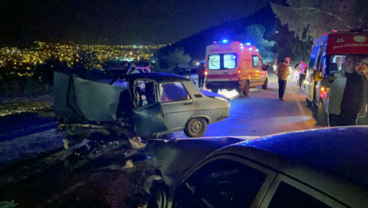 İki otomobil kafa kafaya çarpıştı: 7 yaralı