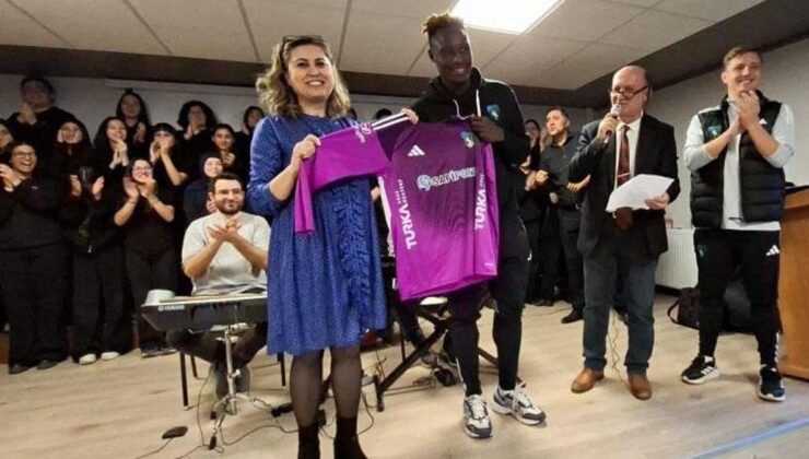 Kocaelispor’dan Körfez Atatürk Anadolu Lisesi’nde öğretmenler günü sürprizi