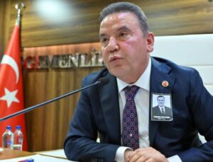 Muhittin Böcek acil olarak hastaneye götürüldü