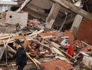 Sındırgı’da peş peşe korkutan depremler