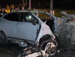Tuzla’da otomobil gişelere saplandı: Sürücü öldü
