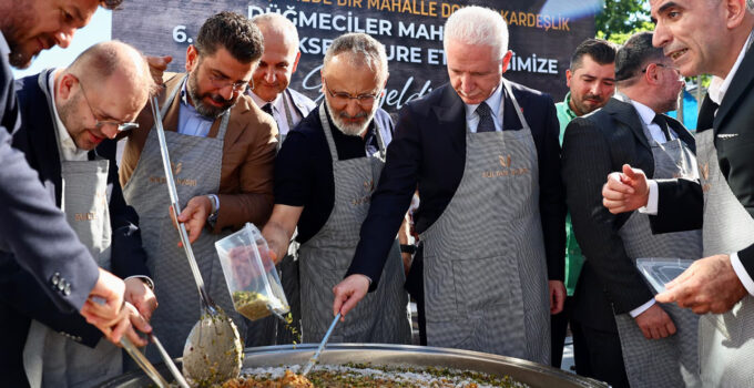 Düğmeciler’de Kardeşlik Kazanı Kaynadı: 6. Geleneksel Aşure Etkinliği Yoğun Katılımla Gerçekleşti